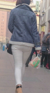 跟拍紧身白裤小妹