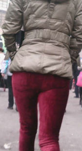 街拍红裤宽臀少妇