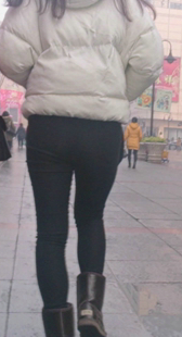 街拍紧身黑裤小宽臀