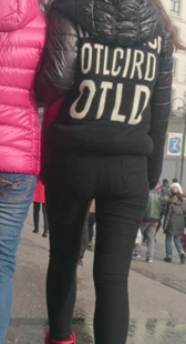 打底裤小妹身材变形