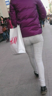 跟拍白裤细腿小妹