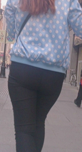 街拍紧身黑打底裤少妇