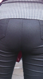 性感翘臀黑裤少妇