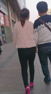 街拍高跟打底裤小少妇