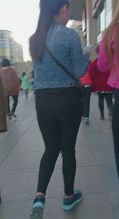 街拍打底黑裤两姐妹