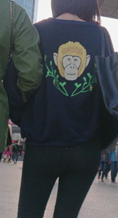 打底裤少妇衣服有点奇怪