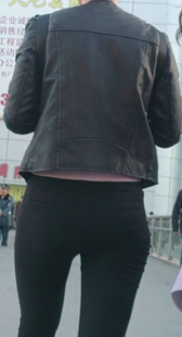 街拍黑紧打底裤小少妇夹不紧