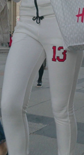 街拍白裤紧臀美少妇