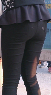 看清楚丰臀上面白色不明物体是什么？