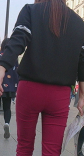 街拍红裤长腿小少妇视频