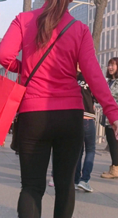 街拍黑色紧臀小少妇