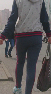 街拍健美裤少妇