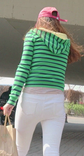 白裤宽臀小靓妹