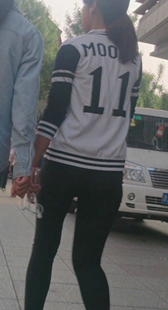 街拍宽臀紧身黑裤