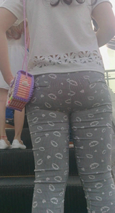 花裤重口味紧臀上电梯