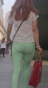 绿裤苹果小臀很会扭