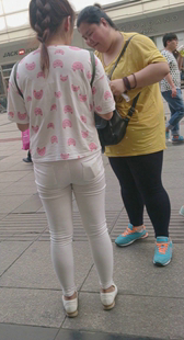 超紧白裤宽大臀小妹