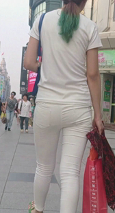街拍白紧布裤大PP少女