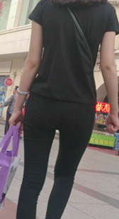 街拍黑紧打底裤小妹开发少