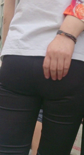 街拍黑裤小紧臀视频