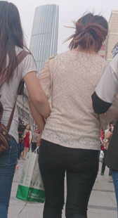 街拍紧身打底裤姐妹