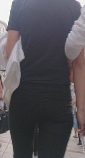 黑骑士街拍打底黑裤小妹