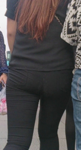 紧臀黑裤成熟少妇