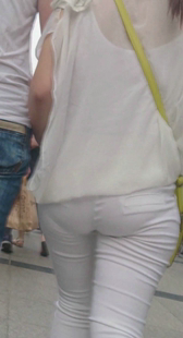 白裤超性感苹果臀下垂啦