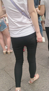 跟拍黑紧打底裤视频