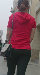 红衣宽臀黑裤少妇