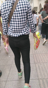 街拍紧臀黑裤小情侣