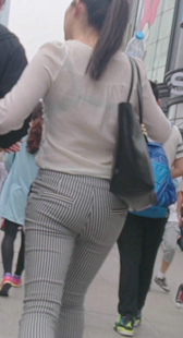 条纹布裤宽臀美少妇