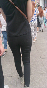 宽臀与紧臀两打底少妇