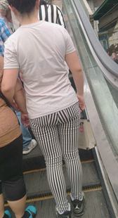 条纹包臀布裤上电梯