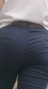 高挑翘臀紧身黑裤OL