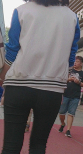 打底裤小少妇走路变形