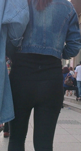 街拍打底宽臀少妇