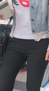 打底裤小妹臀如此宽