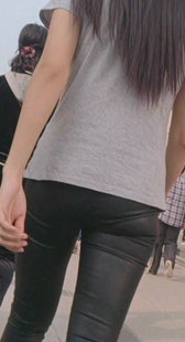 跟拍紧身皮裤小妹