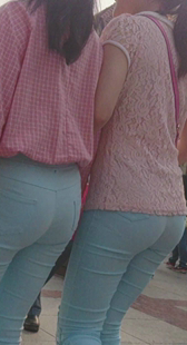 蓝紧打底裤两姐妹比谁翘