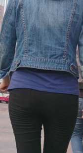 街拍打底紧臀少妇