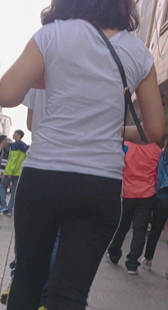 街拍黑紧健美裤视频