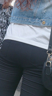 跟拍打底紧裤小妹