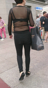 紧身黑裤透明上衣这少妇这么风骚