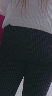 条纹黑紧裤宽大臀