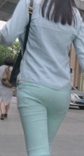 街拍蓝裤紧翘臀