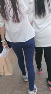 跟拍蓝紧打底裤小妹