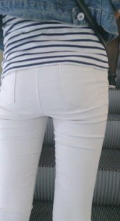 跟紧臀白裤小妹来逛街