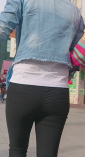 紧身黑裤小妹真会扭