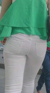 高跟白裤紧臀真会扭